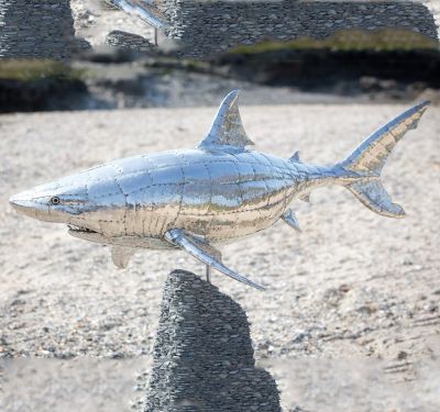 海边一只不锈钢鲨鱼雕塑