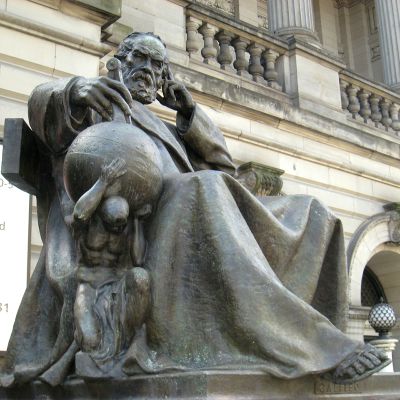 广场街道铜雕坐着的世界名人伽利略雕塑
