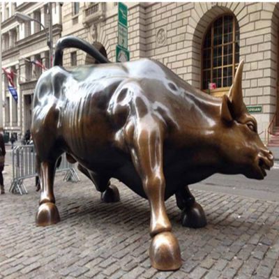广场摆放的一只凶悍的玻璃钢创意华尔街牛