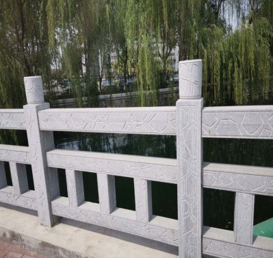 湖边石桥简易大理石镂空栏杆雕塑