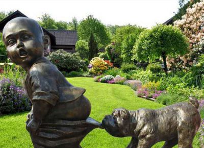 景区创意不锈钢仿铜狗咬男孩裤子的园林景观狗雕塑