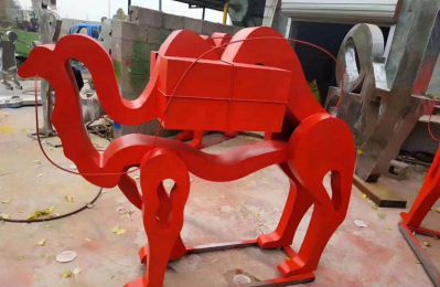 街道上摆放的红色不锈钢创意骆驼雕塑