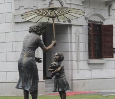 景区创意不锈钢仿铜打伞的母子雕塑