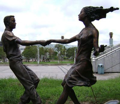公园广场跳舞人物景观玻璃钢仿铜雕