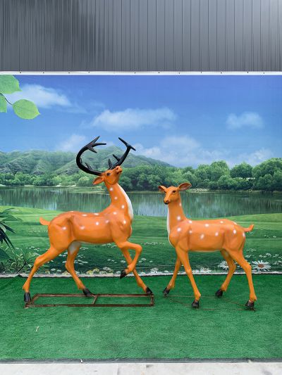 公园玻璃钢彩绘大型鹿雕塑