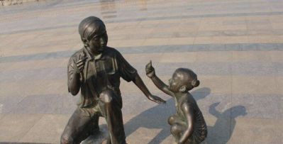 公园人物铜雕做游戏的母女雕塑