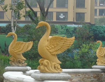景区别墅黄蜡石创意天鹅雕塑