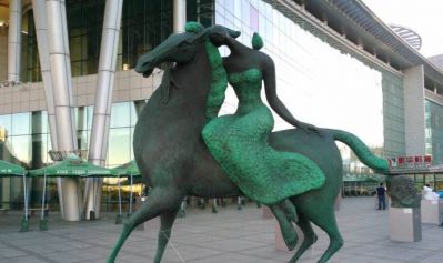 广场玻璃抽象彩绘女孩骑马雕塑