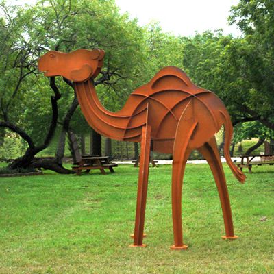 草地上摆放的不锈钢创意骆驼雕塑
