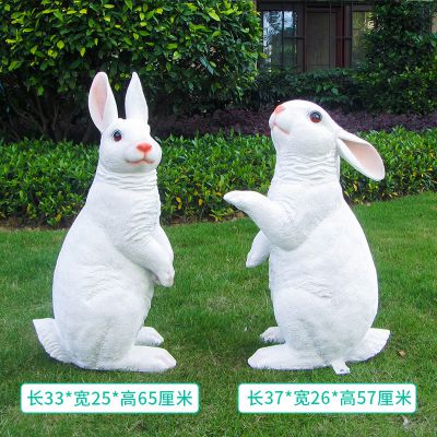 景区两只白色玻璃钢兔子雕塑