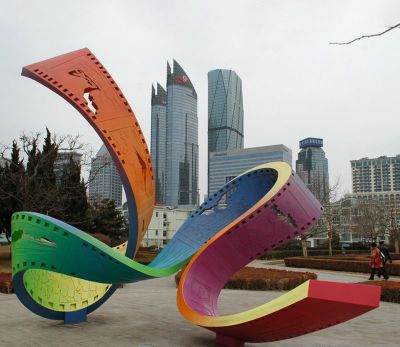 城市玻璃钢彩绘创意抽象胶卷雕塑