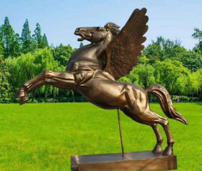 园林里摆放的铜色飞翔的玻璃钢创意飞马雕塑
