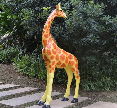 玻璃钢彩绘公园回头的长颈鹿雕塑