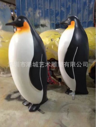 游乐园玻璃钢彩绘可爱的两只企鹅雕塑