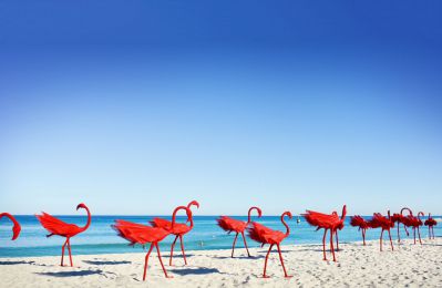海边创意玻璃钢一群散步的红色鹤雕塑