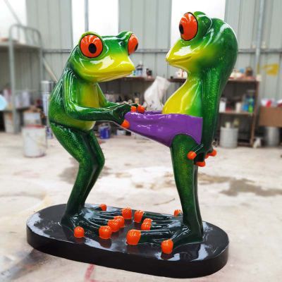 景区两只玻璃钢逗趣青蛙雕塑