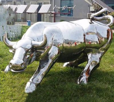 草地上摆放的银色玻璃钢创意华尔街牛