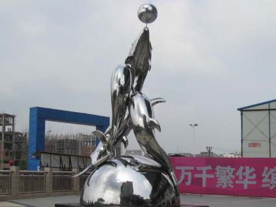 海边三只不锈钢玩闹的海豚雕塑