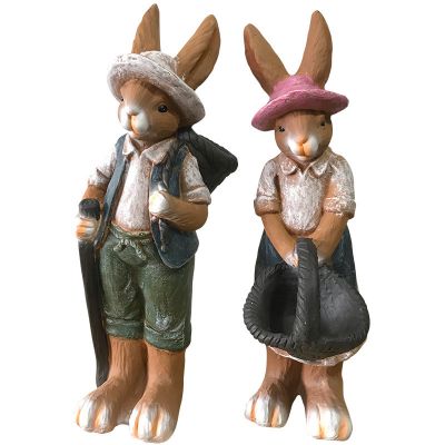 公园摆放两只树脂彩绘兔子雕塑