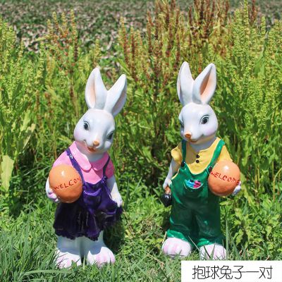 花园一对抱球彩绘树脂兔子雕塑