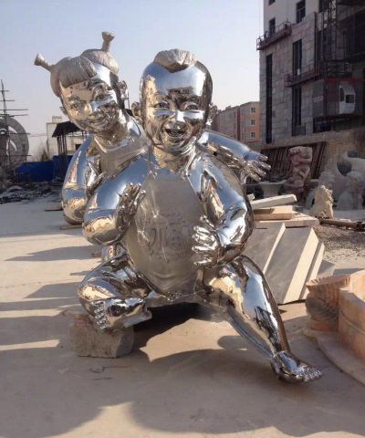 不锈钢穿肚兜的儿童雕塑
