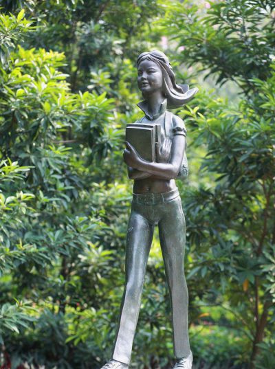 公园街道创意不锈钢女孩抱书雕塑