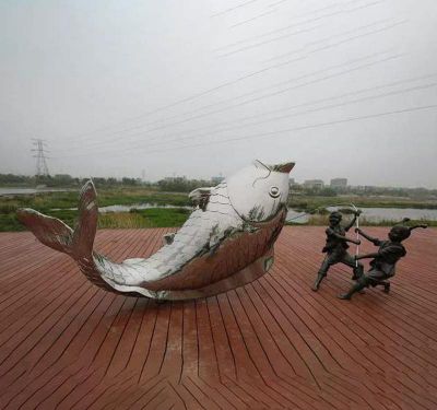 公园里摆放的躺着的玻璃钢创意鲤鱼雕塑
