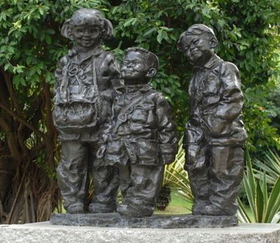 公园铜雕放学回家的儿童雕塑