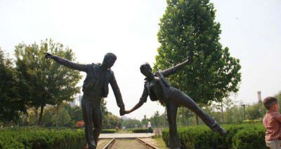 公园走火车道铜雕情侣雕塑