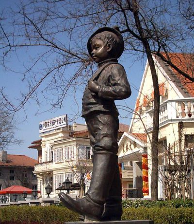 街道公园穿靴子的小男孩人物铜雕儿童雕塑