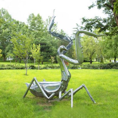 公园草地摆放不锈钢镜面螳螂昆虫动物雕塑