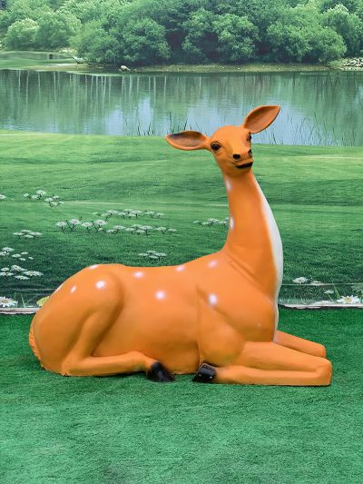 公园树脂一只在草坪上卧着的梅花鹿雕塑