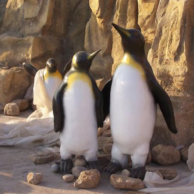 游乐园动物园 户外摆放玻璃钢喷漆仿真企鹅雕塑
