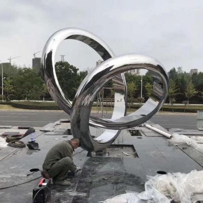 城市街道摆放不锈钢镜面抽象圆环艺术景观雕塑