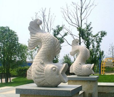 街道摆放的翘尾巴的砂岩石雕创意鲤鱼雕塑