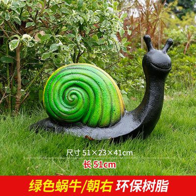 草地上摆放的绿色树脂创意蜗牛雕塑