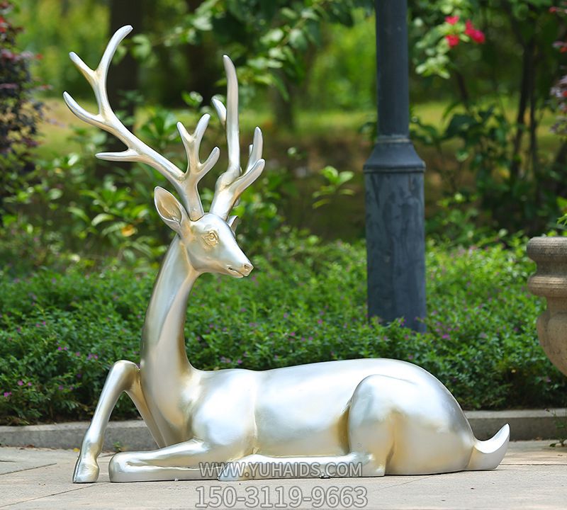 公园一只卧着的不锈钢鹿雕塑