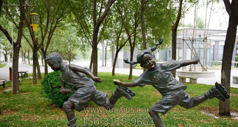公园铜雕小孩子玩耍轮滑的儿童雕塑