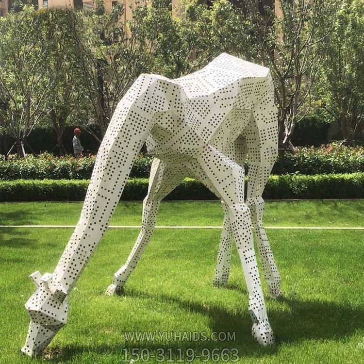 大型低头吃草的不锈钢块面长颈鹿雕塑