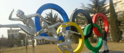 公园草坪不锈钢竞技精神五环雕塑