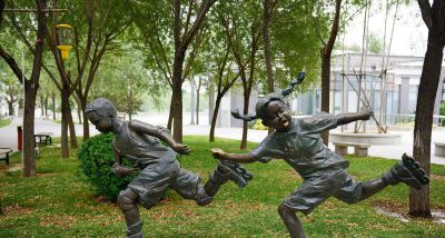 公园铜雕小孩子玩耍轮滑的儿童雕塑