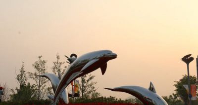 花园几只空中跳跃的不锈钢海豚雕塑