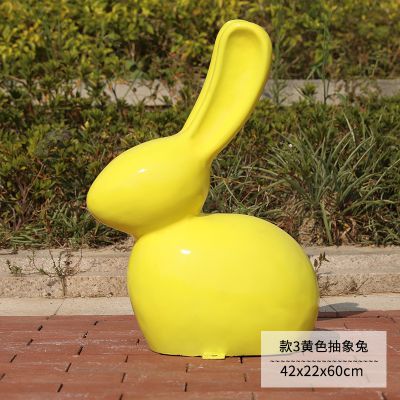 公园一只玻璃钢黄色兔子雕塑