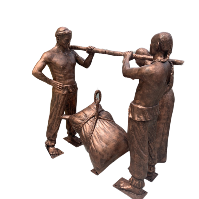 称粮食情景雕塑，两个人用扁担把粮食抬起来称重