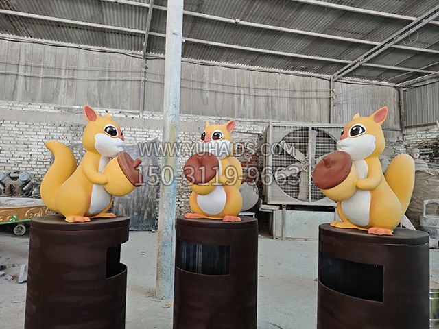 玻璃钢松鼠造型垃圾桶雕塑