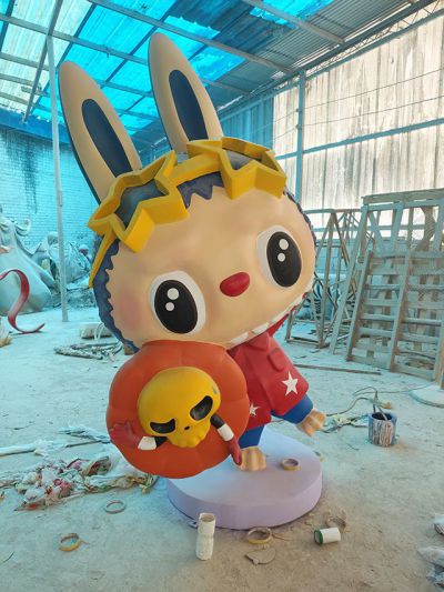 拉布布玻璃钢卡通人物雕塑