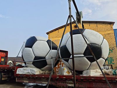 直径4米的大型玻璃钢仿真足球雕塑