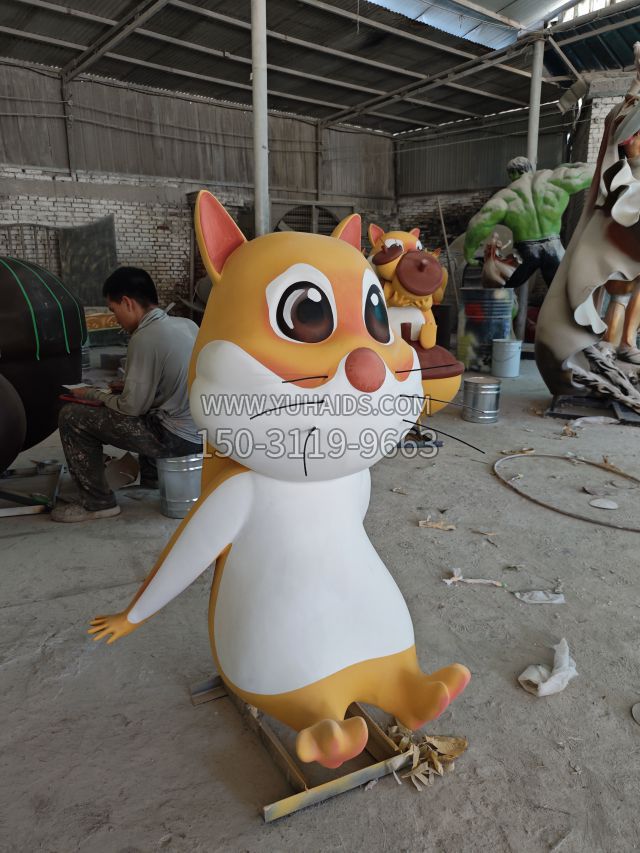 坐地上的卡通松鼠 (1)雕塑