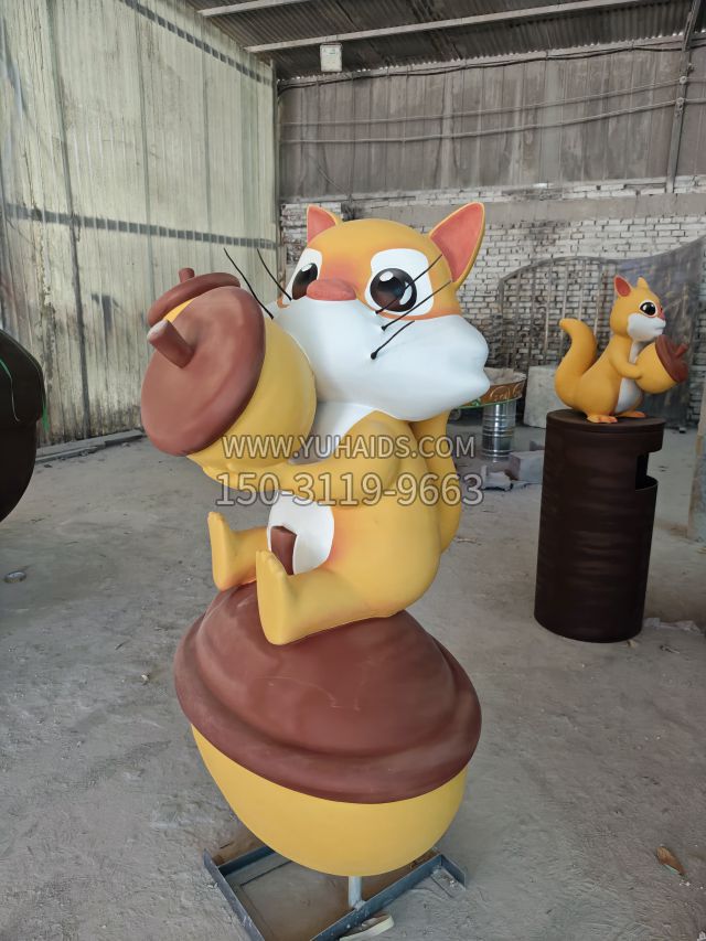 坐松果上抱松果的卡通松鼠 (3)雕塑