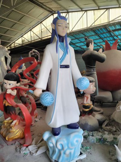 拿锤子的卡通敖炳雕塑